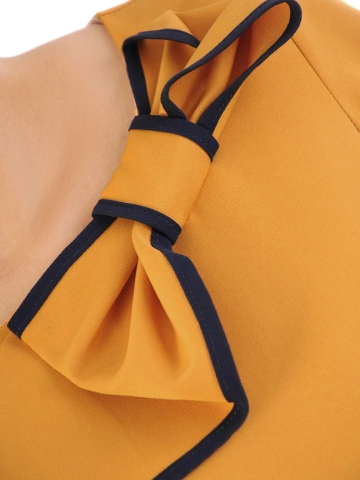 Elegancka miodowa sukienka do pracy – prosty fason z ozdobną kokardą 33297
