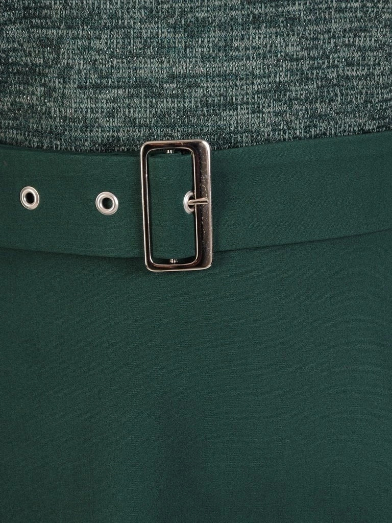 Zielona sukienka rozkloszowana z odpinanym kominem i paskiem – akcentująca talię kreacja z rękawem 3/4 27425