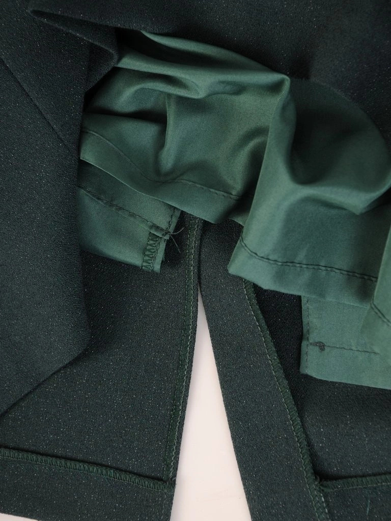 Elegancka sukienka midi w kolorze butelkowej zieleni – prosty fason z ozdobnymi rękawami 26911