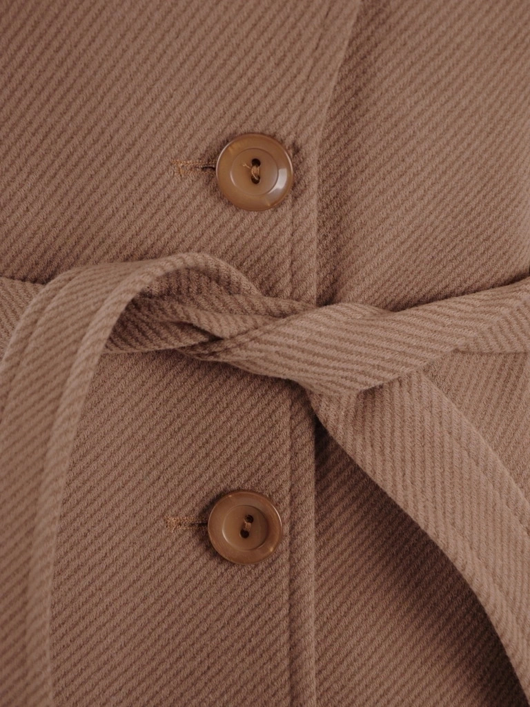 Elegancki beżowy płaszcz damski na jesień – prosty fason z paskiem w talii i kieszeniami 37204