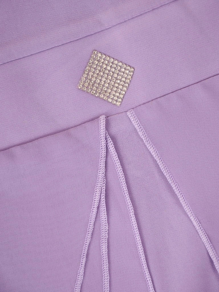 Liliowa sukienka na wesele midi o prostym kroju – elegancki fason z rękawem 3/4 i cyrkoniami 38257