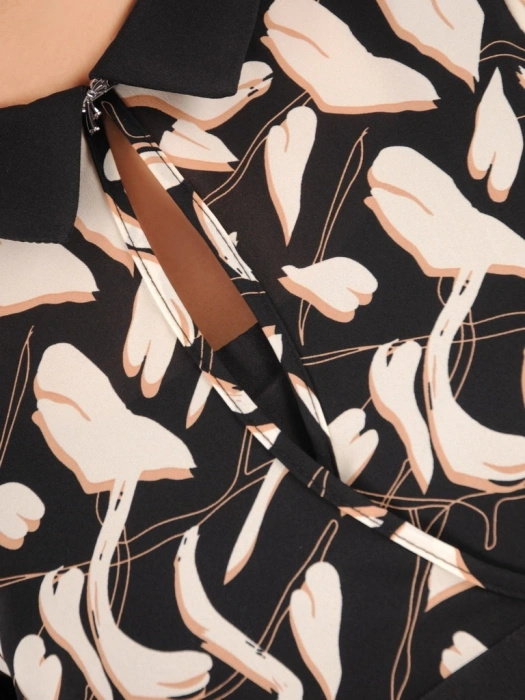 Wizytowa czarno-kremowa sukienka ołówkowa z kołnierzem – elegancki model z długim rękawem akcentujący talię 36790
