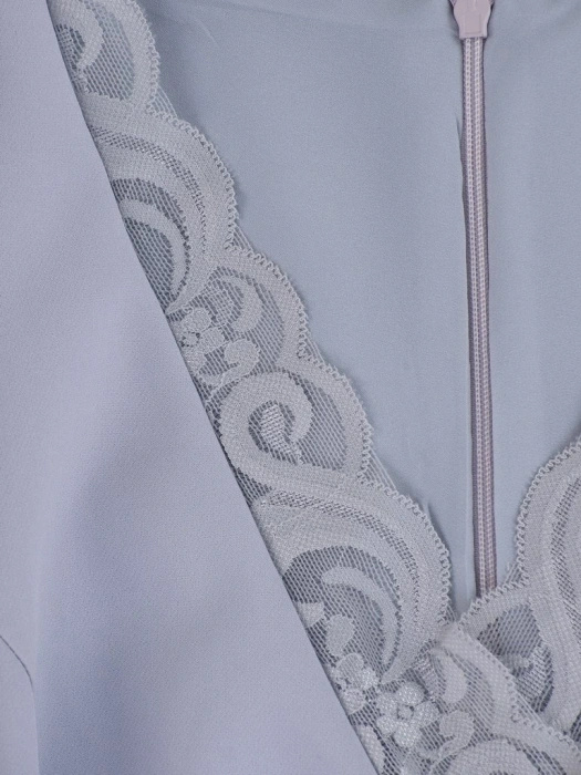 Popielata sukienka wizytowa asymetryczna – optycznie wysmuklający fason z koronką i kieszeniami 12088