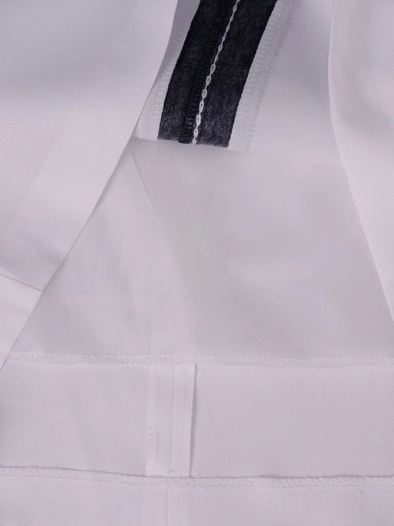 Elegancka sukienka koktajlowa w czerni i bieli – prosty fason z ozdobnymi przeszyciami 2979