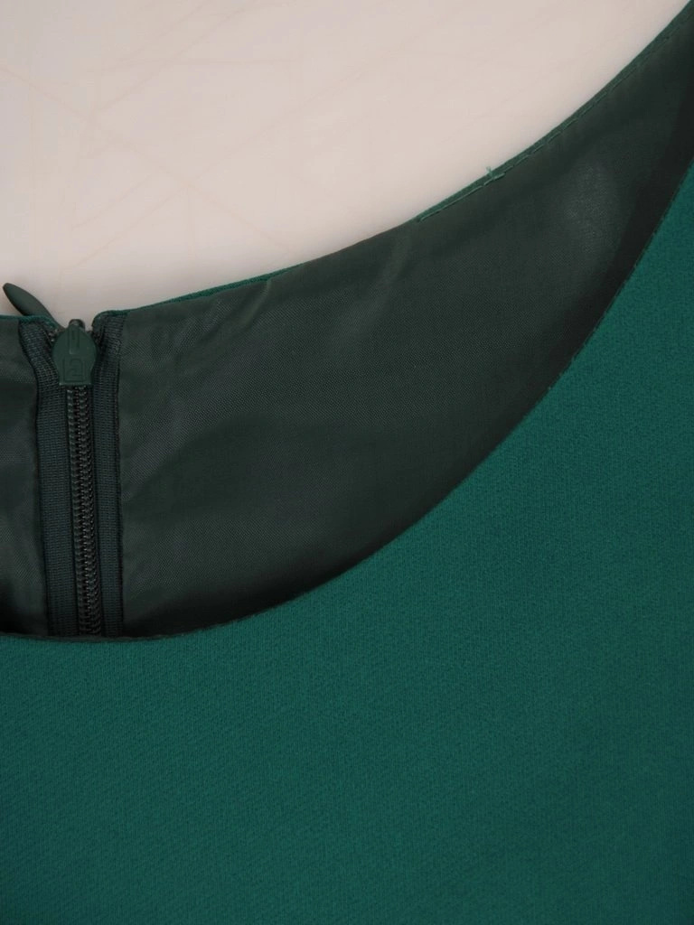 Elegancka sukienka rozkloszowana na święta w butelkowej zieleni – kokarda w pasie modeluje sylwetkę 26952