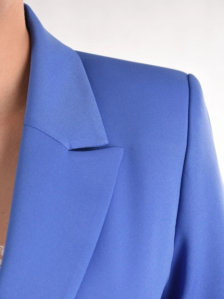 Chabrowy garnitur damski na wesele ze spodniami – prosty fason podkreślający kobiecą elegancję 41297