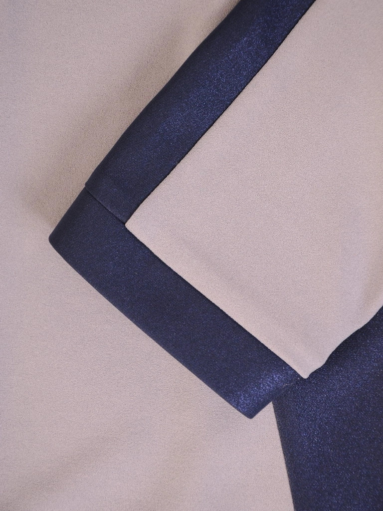 Szaro-granatowa sukienka do pracy midi z rękawem 3/4 – prosty krój optycznie modelujący figurę 34838