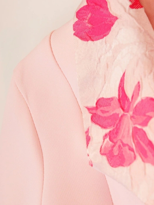 Elegancka garsonka na wesele w odcieniu pudrowego różu – szykowny kostium z żakietem 35705