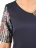 Elegancka sukienka midi o prostym kroju w kwiaty – wysmuklający fason ze stylowym dekoltem w serek 34494