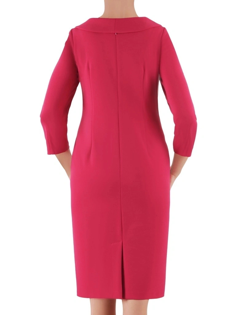 Elegancka amarantowa sukienka midi do pracy – prosty fason z modelującymi sylwetkę przeszyciami 35578