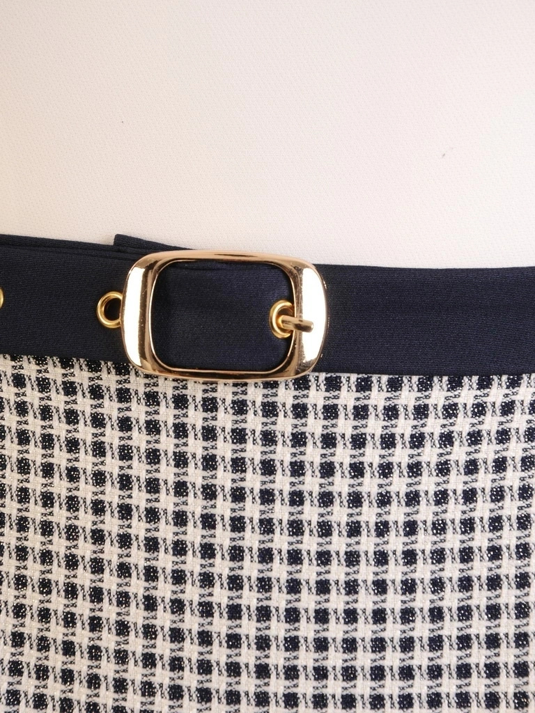 Elegancka sukienka biurowa w pepitkę midi – prosta linia z paskiem podkreślającym talię 34857