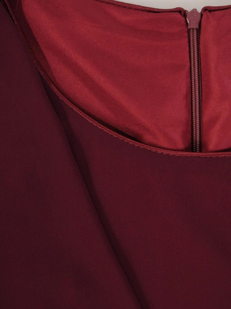 Elegancka fioletowa sukienka wieczorowa rozkloszowana midi – fason podkreślający talię z ozdobną zakładką 24210