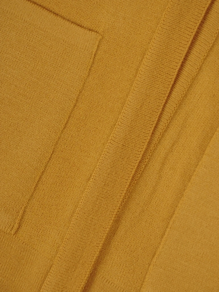 Elegancki sweter damski rozpinany musztardowy – prosty fason z dekoltem w serek na chłodne dni 38913