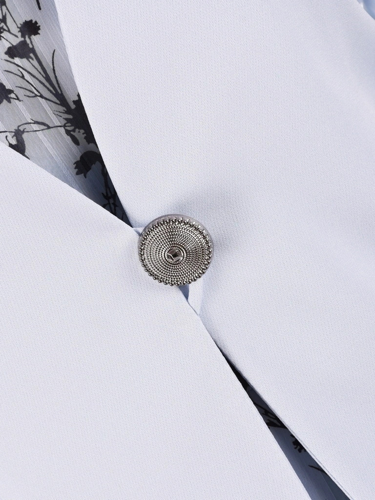 Błękitny kostium damski na wesele w kwiaty – rozkloszowany fason z prostym żakietem 41849