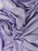 Elegancka suknia wieczorowa maxi w kolorze liliowym – prosty, kopertowy fason z ozdobną klamrą 39862