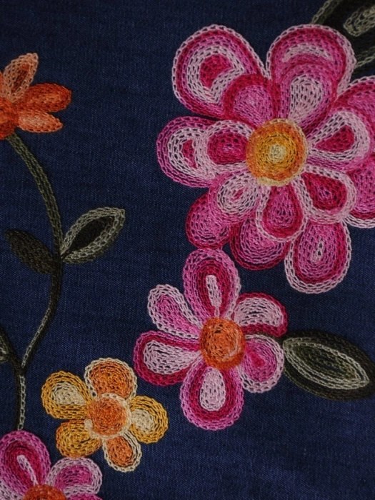 Granatowa sukienka w kwiaty z rękawem 3/4 – prosty fason z haftem i kieszeniami 15892