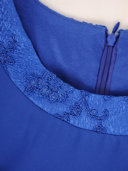 Elegancka sukienka na wesele i andrzejki chabrowa midi – asymetryczny krój pięknie wysmuklający sylwetkę 30697