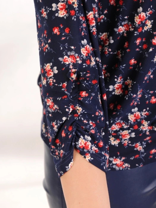 Elegancka granatowa bluzka wizytowa w kwiaty – prosty fason z ozdobną kokardą 31771