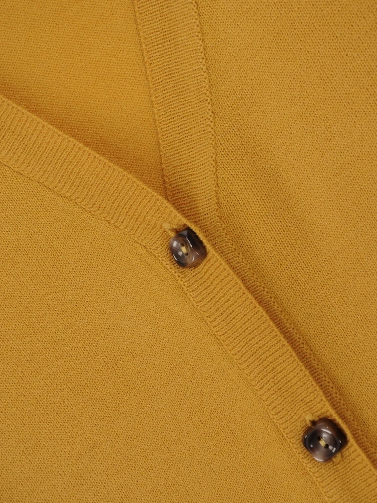 Elegancki sweter damski rozpinany musztardowy – prosty fason z dekoltem w serek na chłodne dni 38913