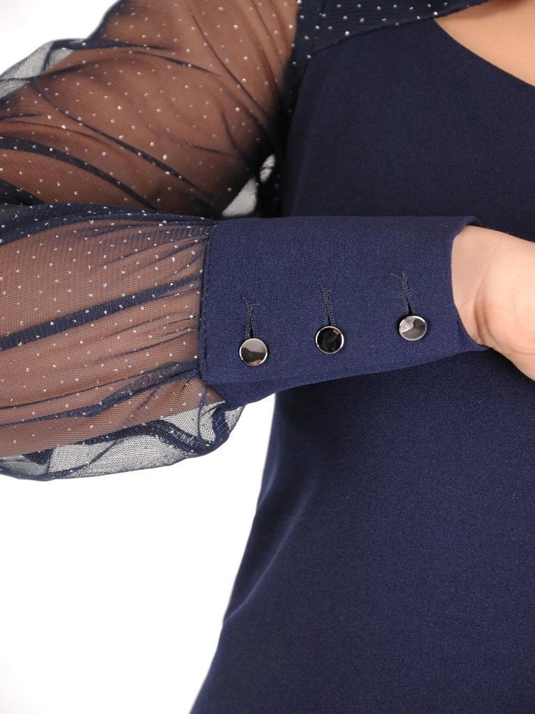 Granatowa sukienka midi z dekoltem łódka – prosty fason optycznie wysmuklający z tiulowym rękawem 28217