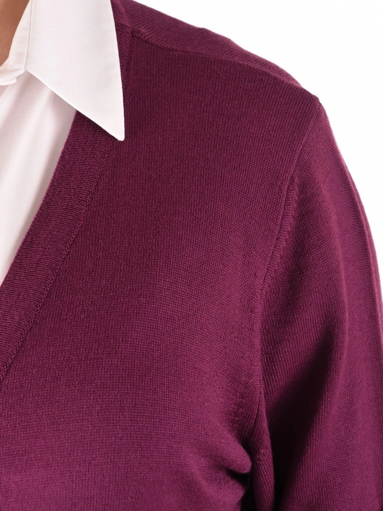 Elegancki sweter damski rozpinany w kolorze fuksji – prosty krój z kieszeniami i dekoltem w serek 40503