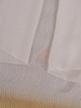Modna sukienka z narzutką maskującą brzuch 16531, kreacja w jasnych kolorach.