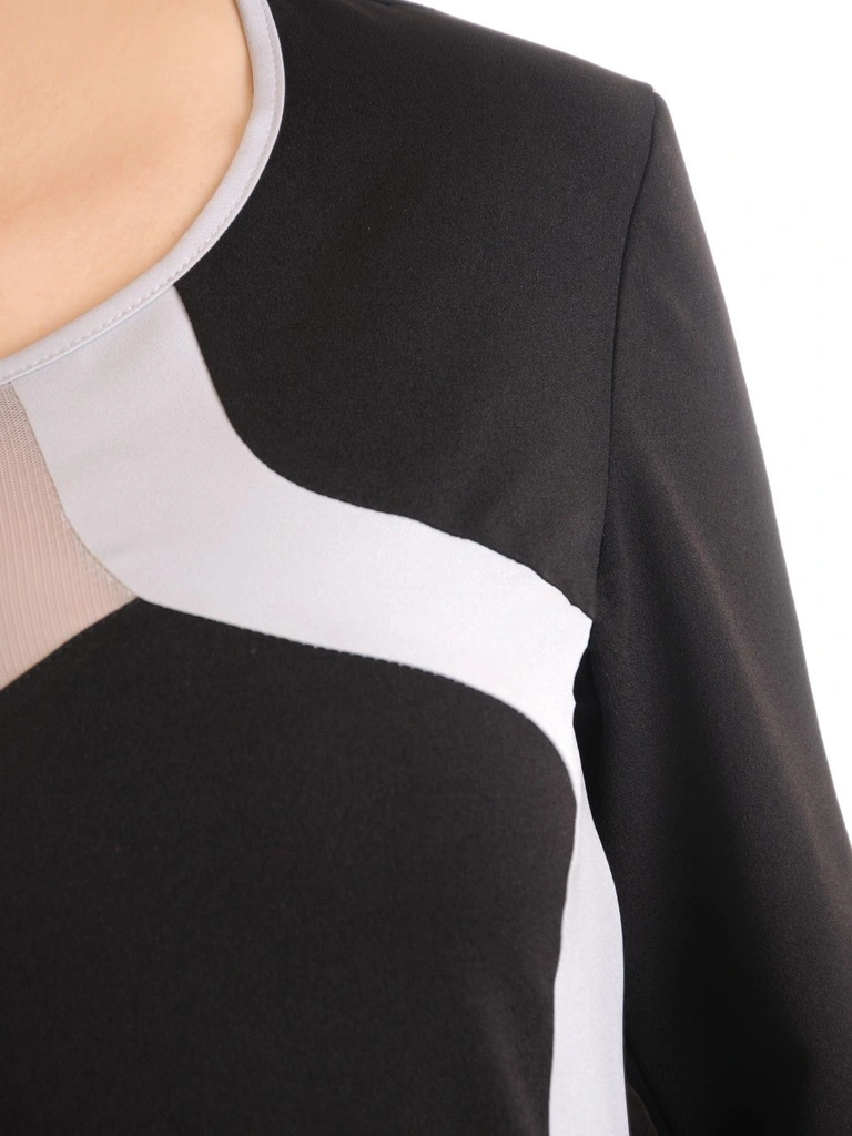 Elegancka czarna sukienka dzianinowa do pracy – prosty fason optycznie modelujący sylwetkę 34837