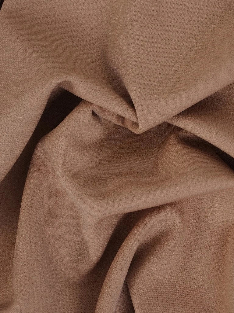 Elegancka sukienka rozkloszowana cappuccino – ozdobne lamówki i zaszewki wysmuklające talię 20427
