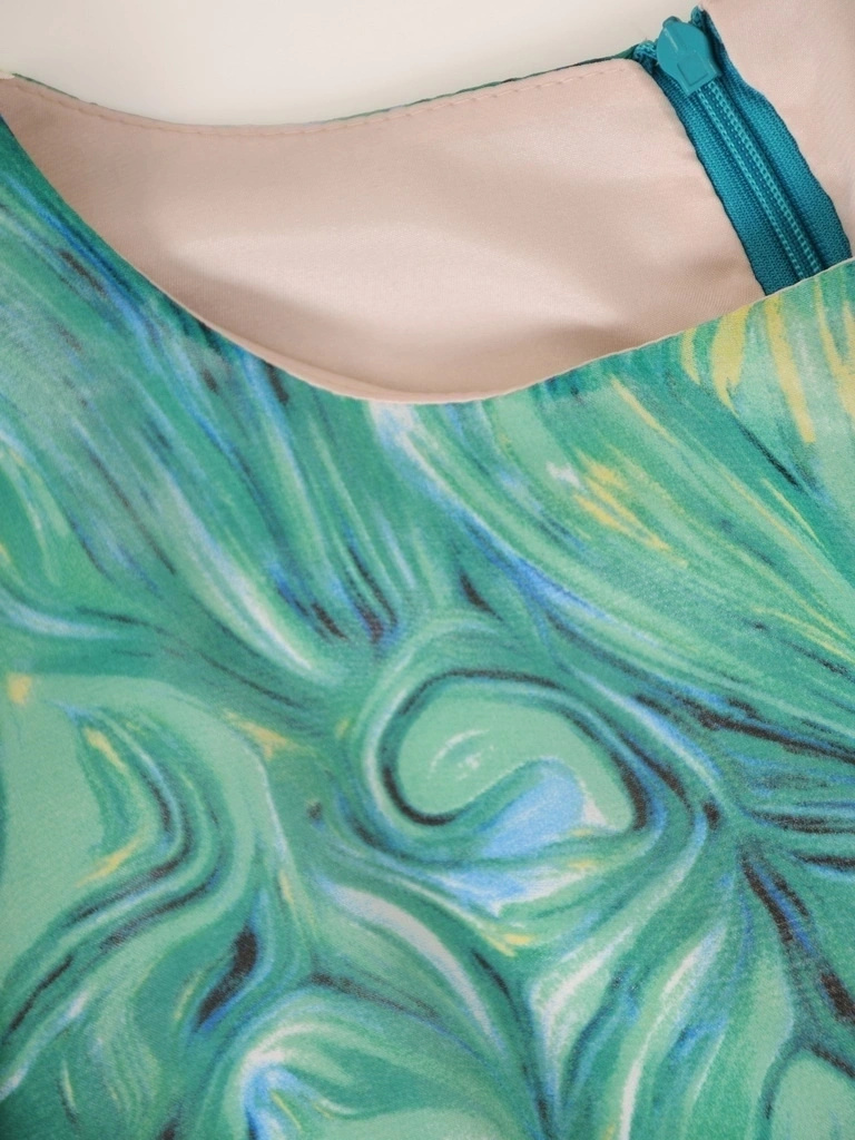 Zwiewna zielona sukienka maxi z paskiem – wysmuklający, rozkloszowany fason na lato 39274