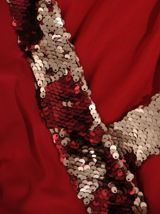 Kopertowa sukienka z połyskującą lamówką, elegancka kreacja z dzianiny 24600