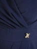 Elegancka granatowa sukienka prosta midi – ozdobna broszka i wysmuklające marszczenie 34383