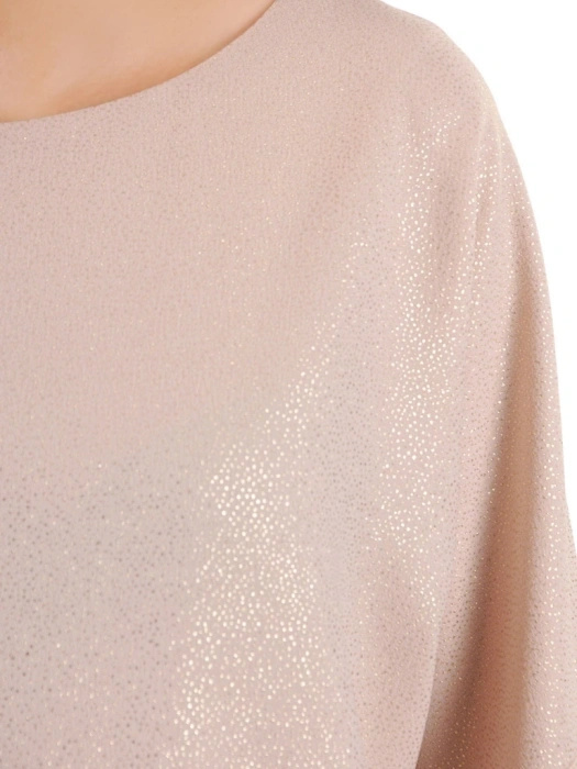 Elegancka beżowa sukienka tuba midi z kimono 3/4 – subtelnie połyskująca kreacja wizytowa z zapięciem na plecach 36097