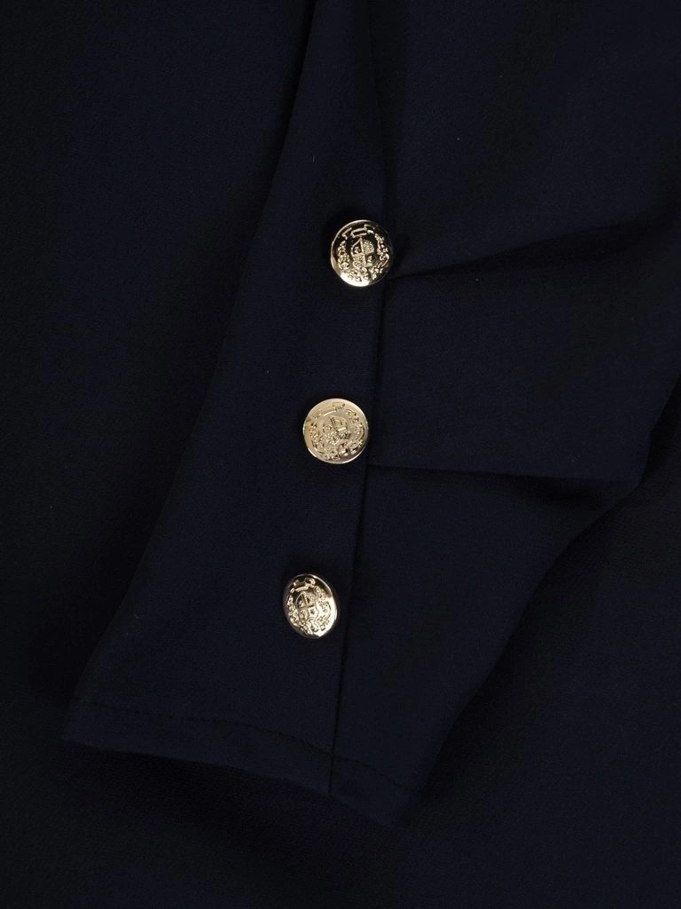 Elegancka granatowa sukienka midi z dekoltem w serek – prosty, wysmuklający fason z ozdobnymi guzikami 24241