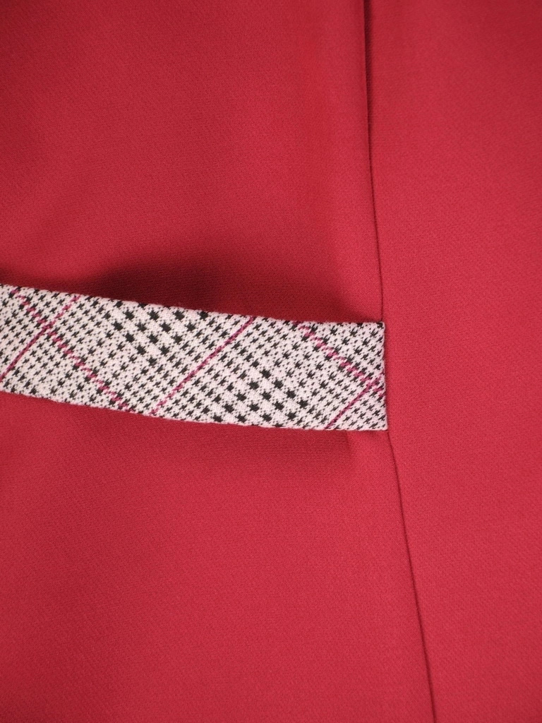 Elegancki kostium damski z sukienką w kratkę i żakietem – zaszewki wysmuklające talię 33878