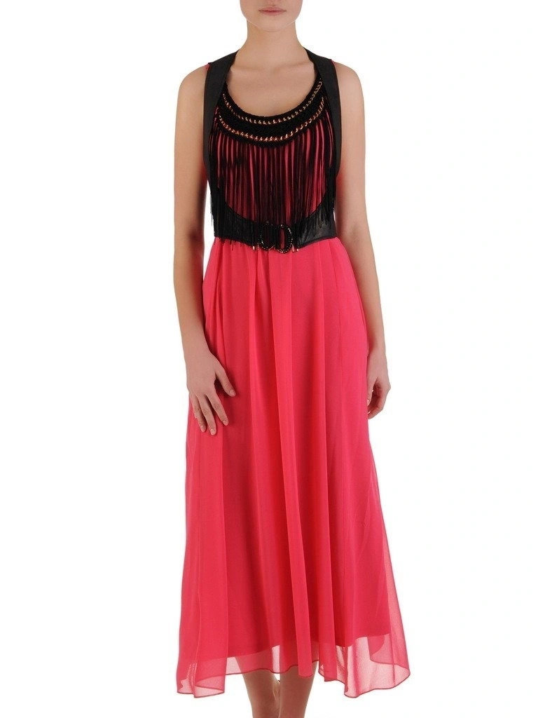 Elegancka sukienka trapezowa maxi amarantowa – tuszujący krój z efektowną klamrą 11642
