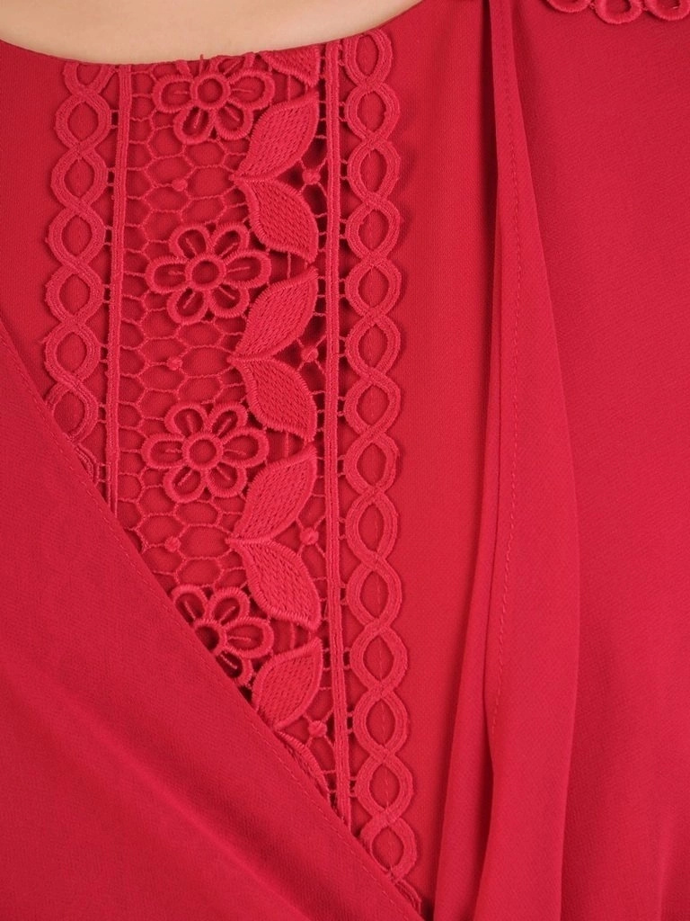 Elegancka czerwona sukienka koktajlowa – prosty krój z efektownym marszczeniem 29848