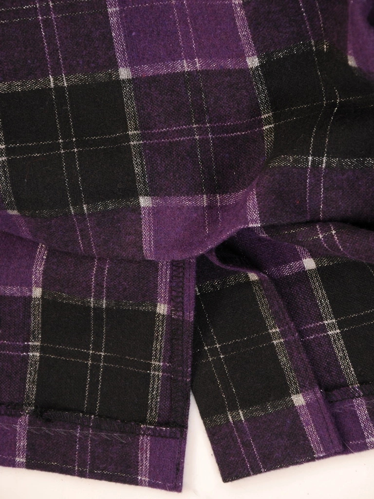 Fioletowa sukienka prosta w kratkę z rękawem 3/4 – stylowa baskinka modelująca sylwetkę 35013