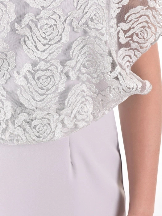 Elegancka sukienka midi w kwiaty na wesele – prosty fason w gołębim odcieniu 32632