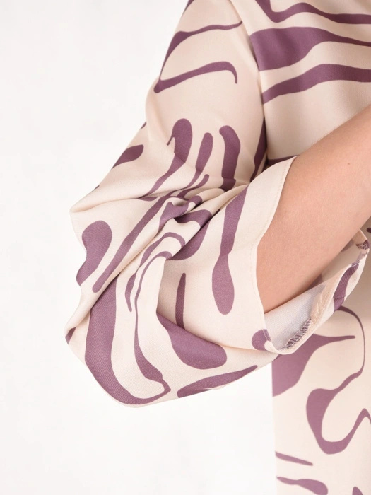 Wizytowa bluzka damska wiskozowa o prostym kroju – ozdobny dekolt w serek wysmuklający szyję 41802
