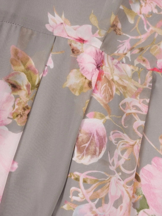 Zwiewna szara sukienka maxi w kwiaty z paskiem – rozkloszowany fason z dekoltem łódka akcentujący talię 35985