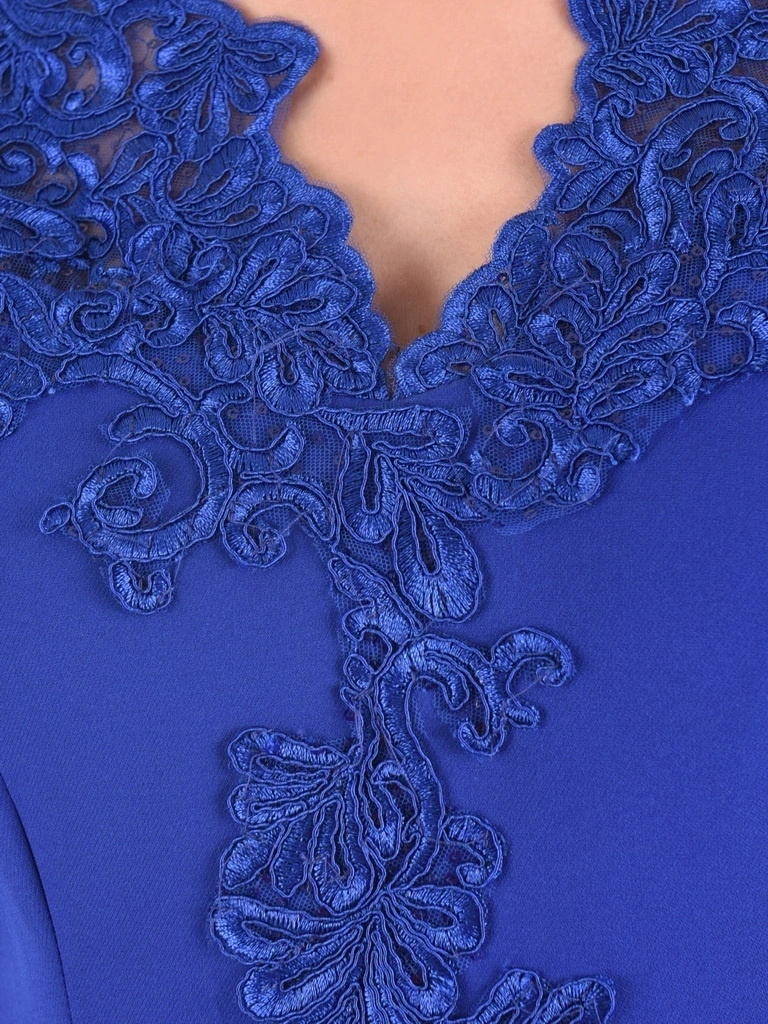 Elegancka sukienka wieczorowa z koronką chabrowa – prosty fason z wyszczuplającymi zaszewkami 25175