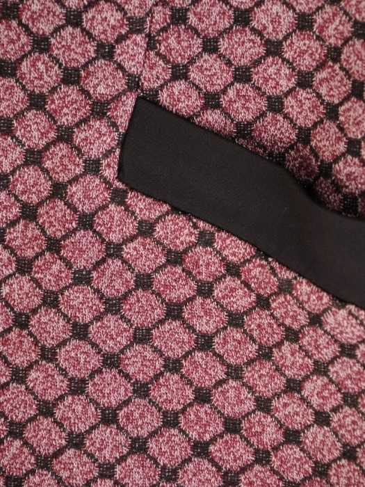 Elegancka sukienka trapezowa w kolorze brudnego różu – subtelnie wysmuklający krój z ozdobnymi guzikami 34366