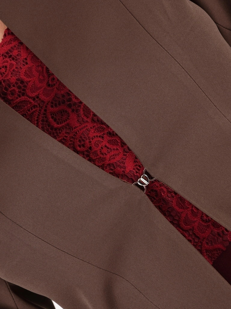 Elegancki brązowy żakiet damski do sukienki – prosty krój z biżuteryjnym zapięciem 42485