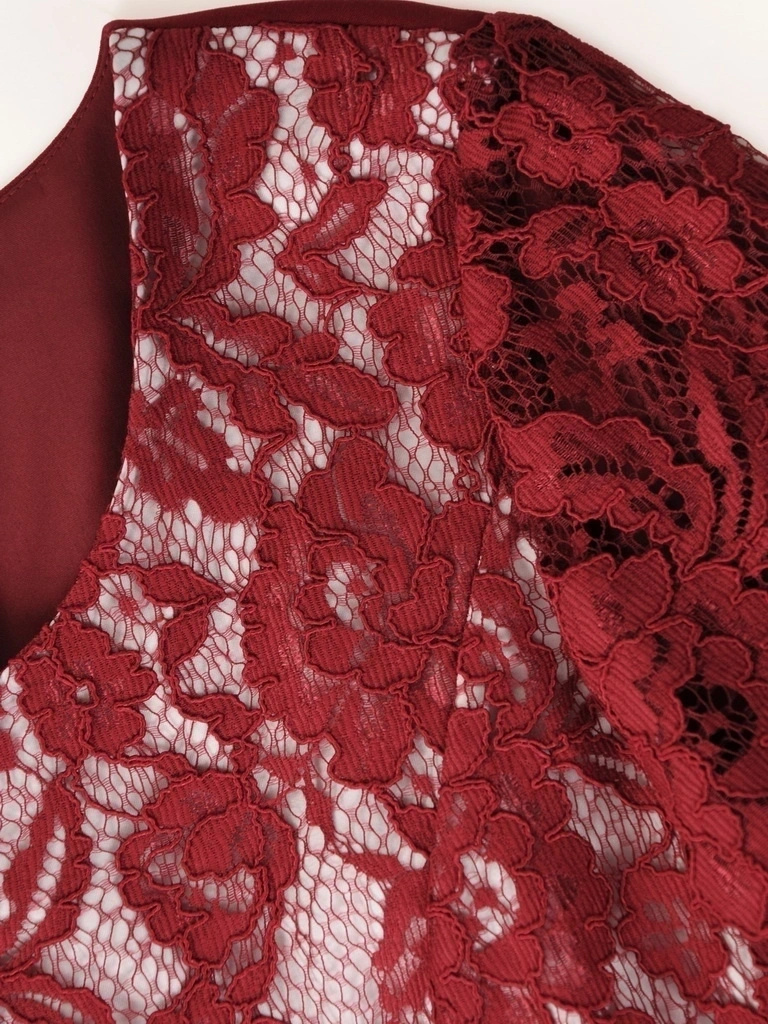 Elegancka bordowa sukienka midi z rękawem 3/4 – prosty fason z ozdobną górą wysmuklający sylwetkę 37455