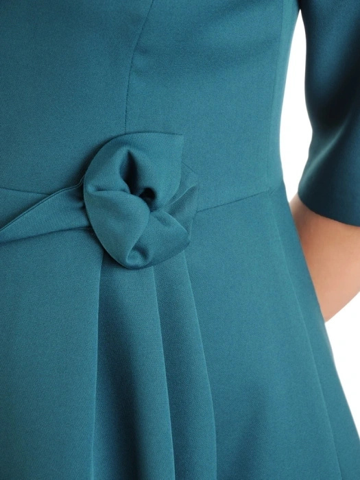 Elegancka sukienka koktajlowa butelkowa zieleń – rozkloszowany krój z paskiem modelujący sylwetkę 34403