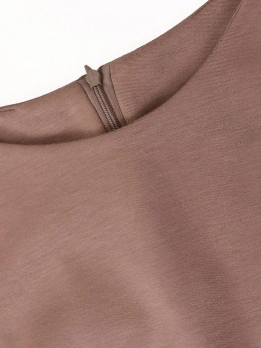 Prosta beżowa sukienka midi z rękawem 3/4 – modelujące zaszewki i elegancki dekolt łódka 40448