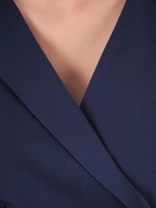 Elegancka granatowa sukienka rozkloszowana maxi w grochy – kobiecy fason z baskinką wysmuklający talię 38243