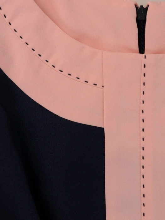 Elegancka sukienka prosta w odcieniach granatu i koralu – ozdobne przeszycia modelujące figurę 2905