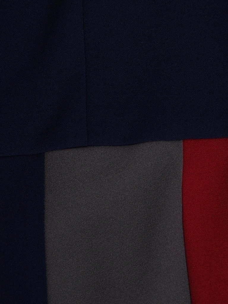 Elegancka granatowa sukienka midi rozkloszowana – pionowe zaszewki optycznie wyszczuplające sylwetkę 18599