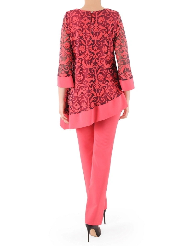 Koralowy elegancki komplet damski ze spodniami – asymetryczny krój na wesele tuszujący biodra 37671